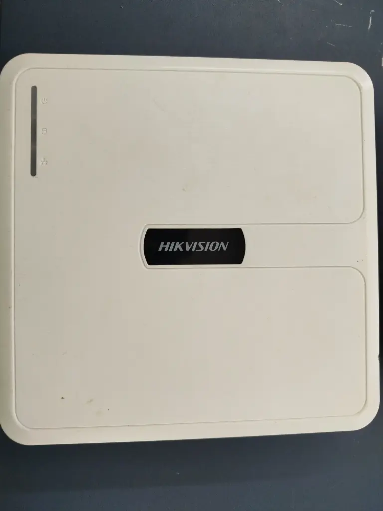 Grabadora de vídeo en red (NVR) de 4 Puertos HIKVISION 