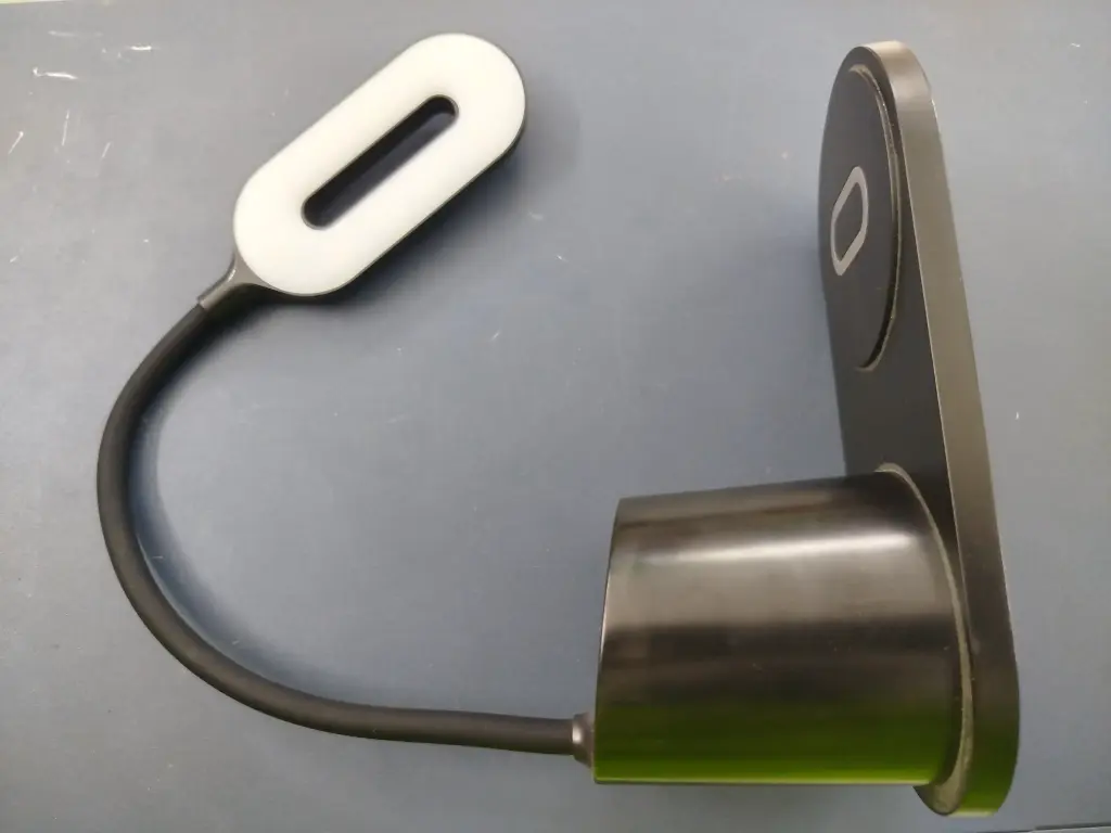 Lámpara LED  Con Cargador inalámbrico.