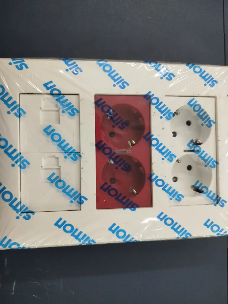 Enchufes SIMON con puertos de red Cat 6 