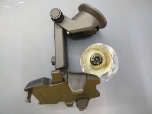 Soporte de movil para coche pegable.