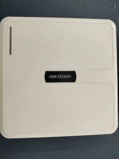 Grabadora de vídeo en red (NVR) de 4 Puertos HIKVISION 